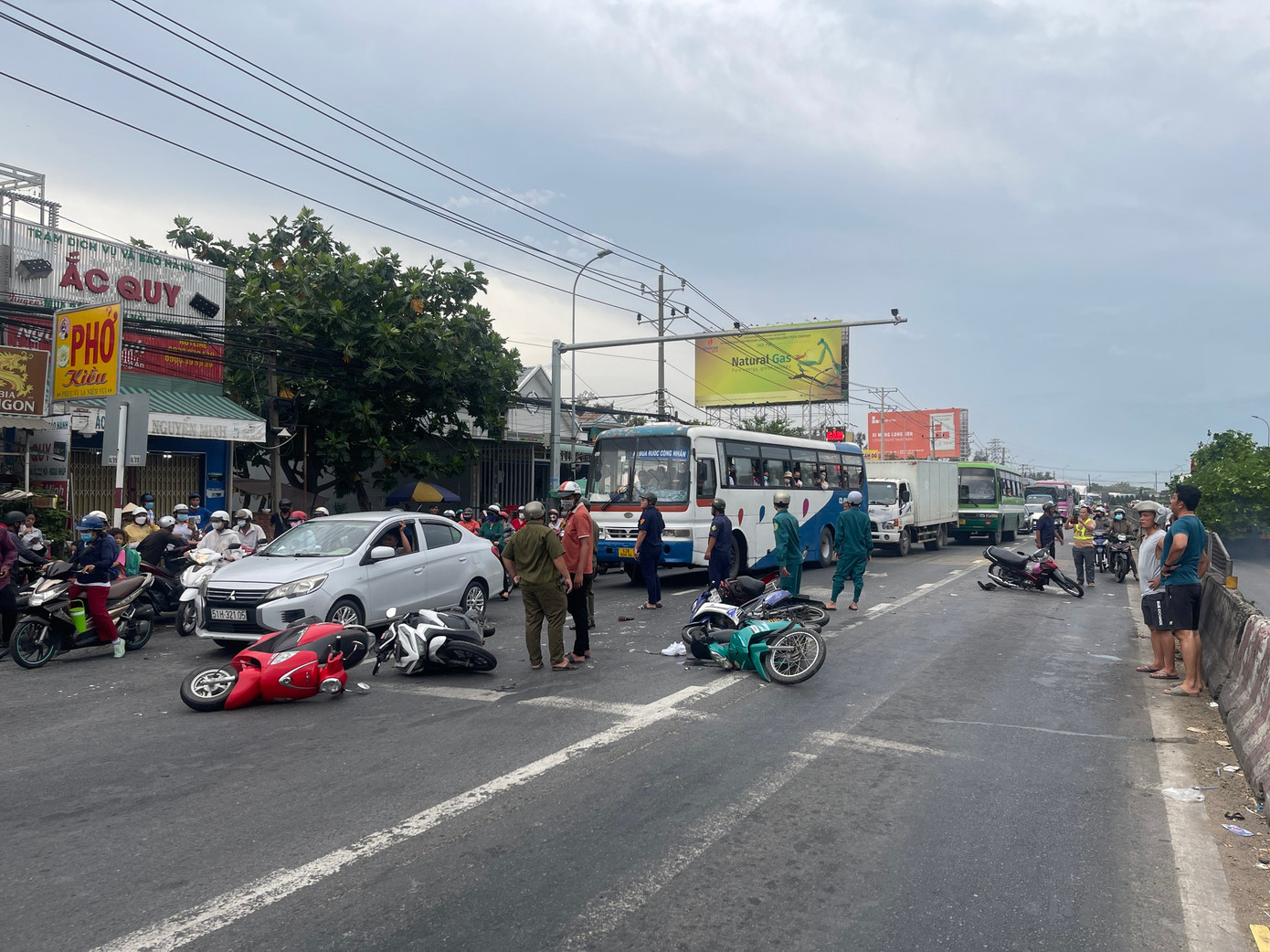 Xe máy nằm la liệt tại hiện trường.