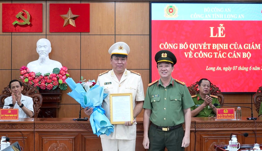 Thượng tá Nguyễn Sơn (bên trái) nhận quyết định từ Đại tá Lâm Minh Hồng. Thượng tá Nguyễn Sơn (bên trái) nhận quyết định từ Đại tá Lâm Minh Hồng.