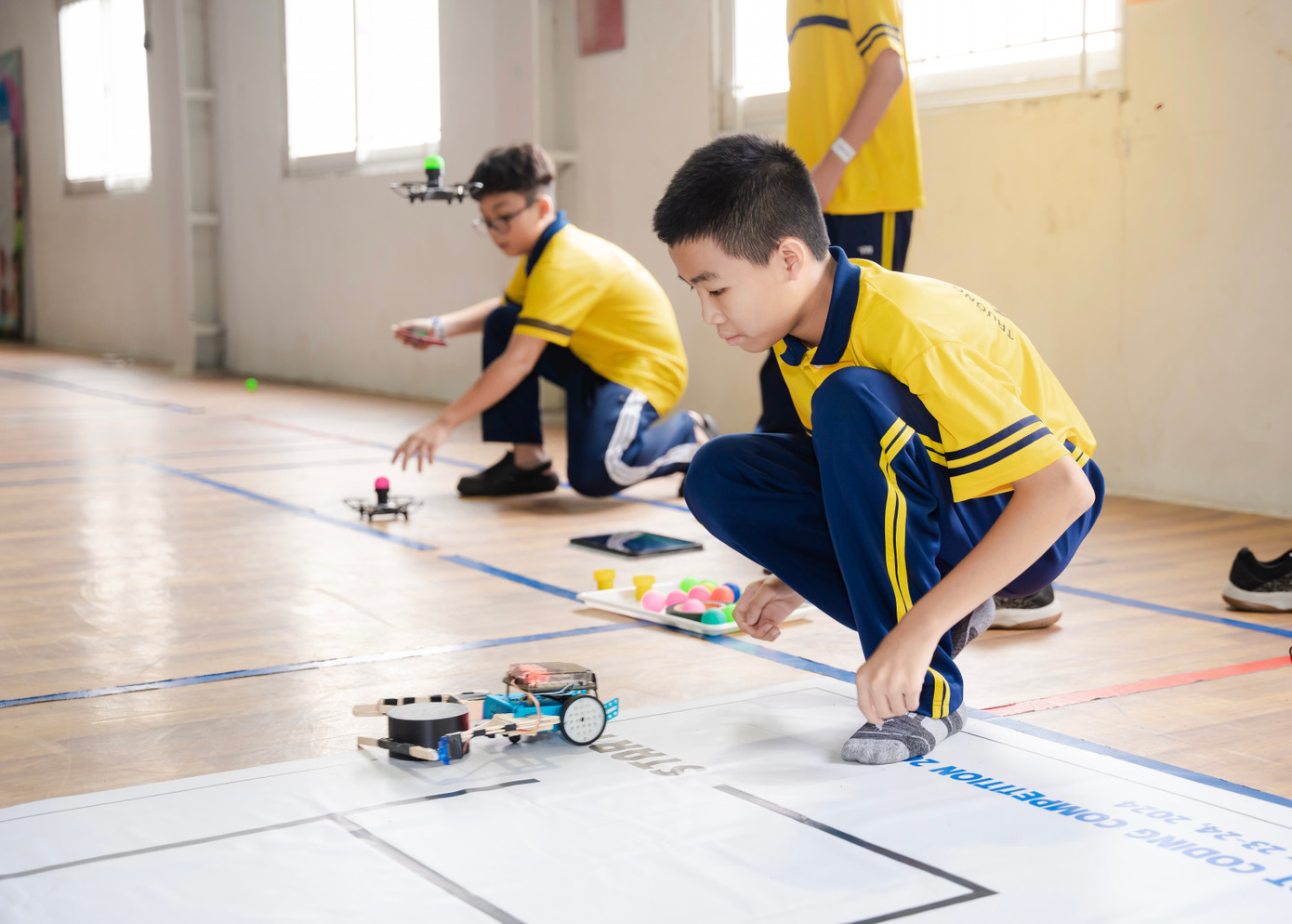 Thí sinh điều khiển robot vượt qua chướng ngại vật. Ảnh: BTC