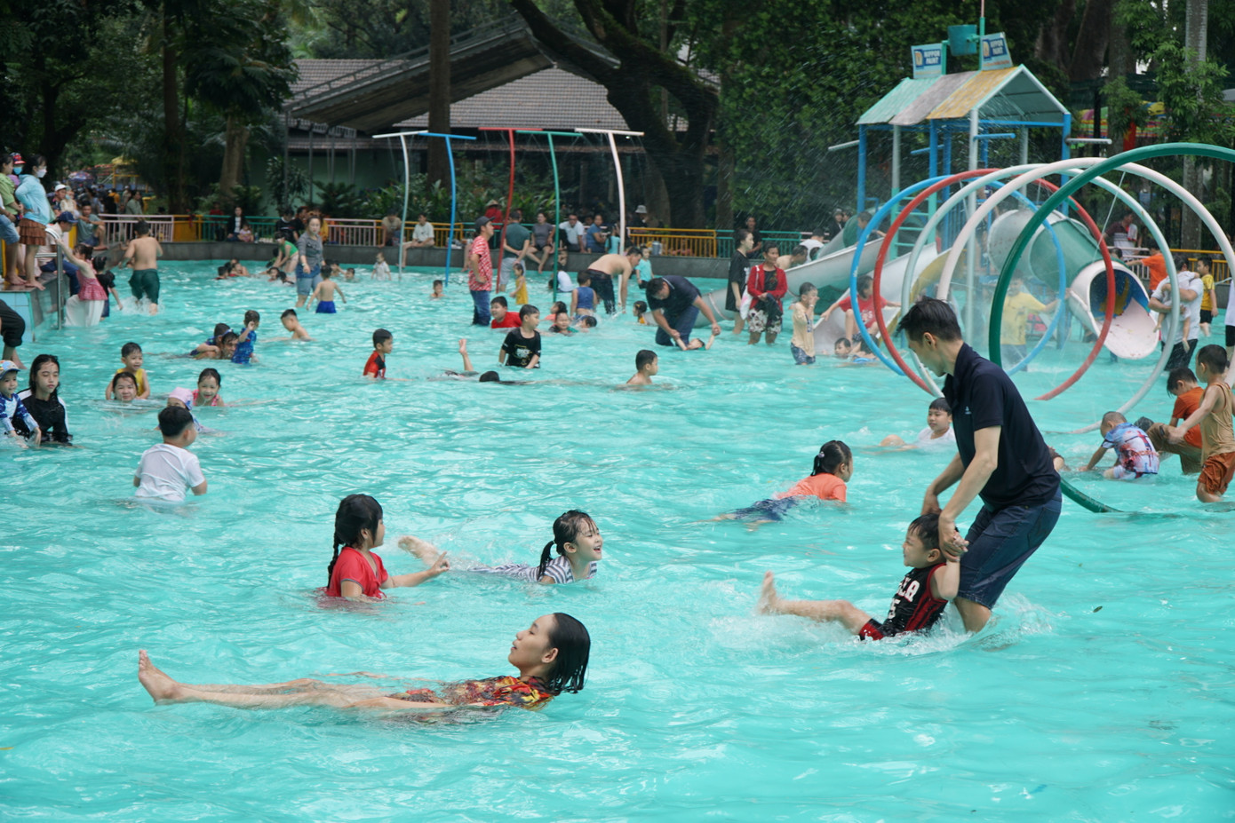 Ngoài vườn thú đa dạng, Thảo Cầm Viên còn có hồ bơi cho trẻ nhỏ. Vì thế, nơi này luôn là điểm đến lý tưởng với người dân trong các dịp nghỉ lễ, cuối tuần.