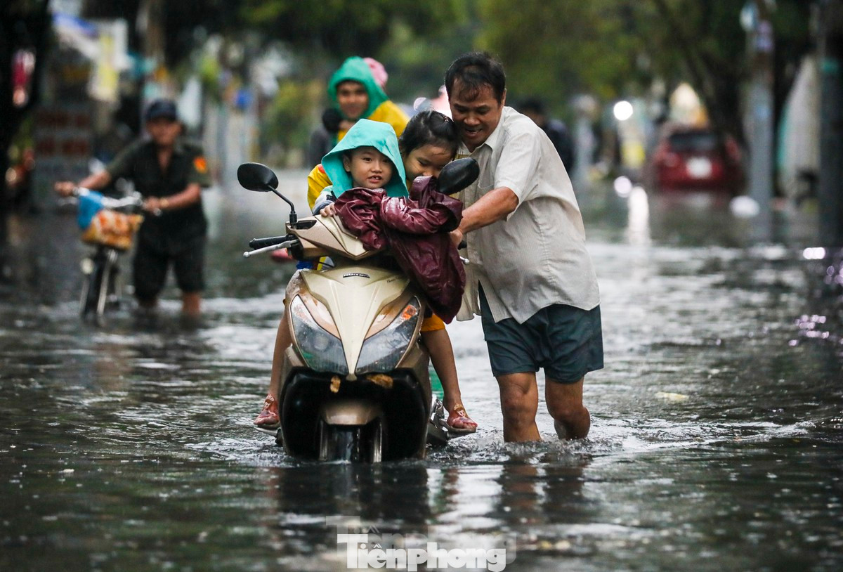 Người dân TPHCM chật vật di chuyển trong mưa lớn. Ảnh: Duy Anh Người dân TPHCM chật vật di chuyển trong mưa lớn. Ảnh: Duy Anh