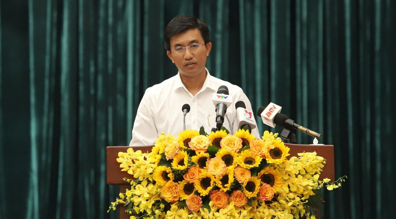 Ông Trương Hoài Bảo - Chủ tịch UBND phường 7, quận 8 kiến nghị với lãnh đạo thành phố. Ảnh: Ngô Tùng.