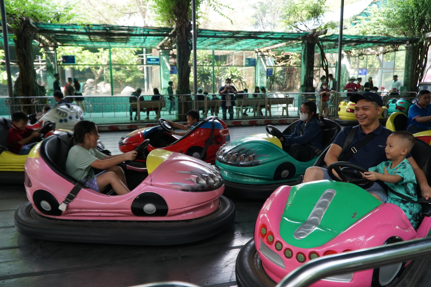 Bên cạnh khu vực vườn thú, khu vực trò chơi cảm giác mạnh cũng chật kín khách trong sáng đầu năm