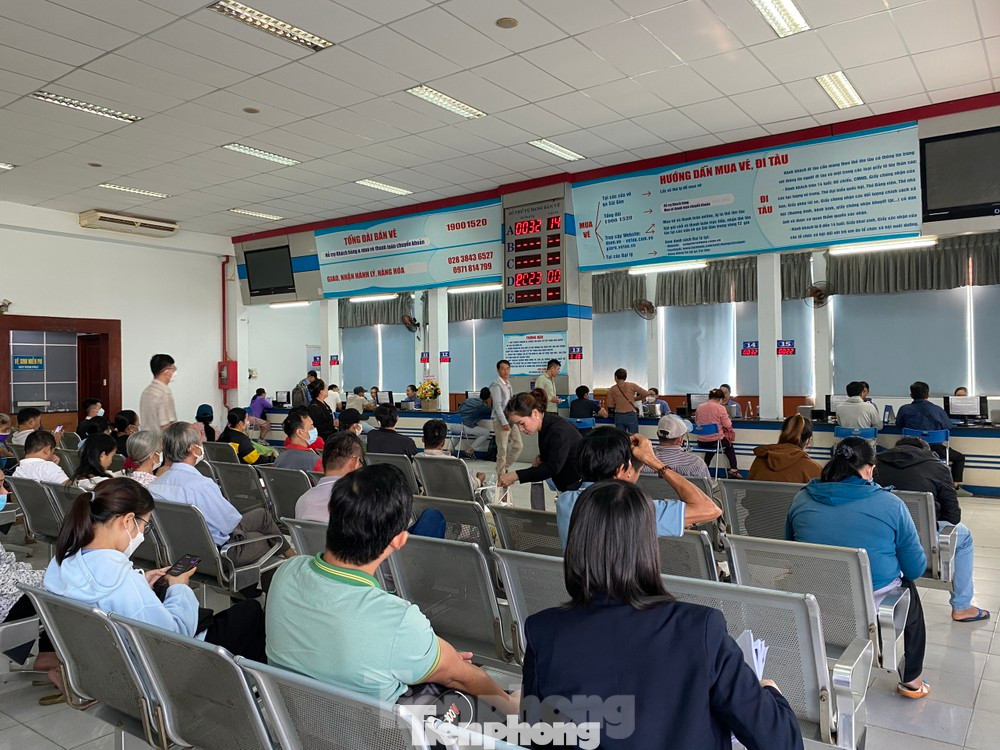 Khách chờ mua vé tàu tại ga Sài Gòn. Ảnh: Hữu Huy Khách chờ mua vé tàu tại ga Sài Gòn. Ảnh: Hữu Huy