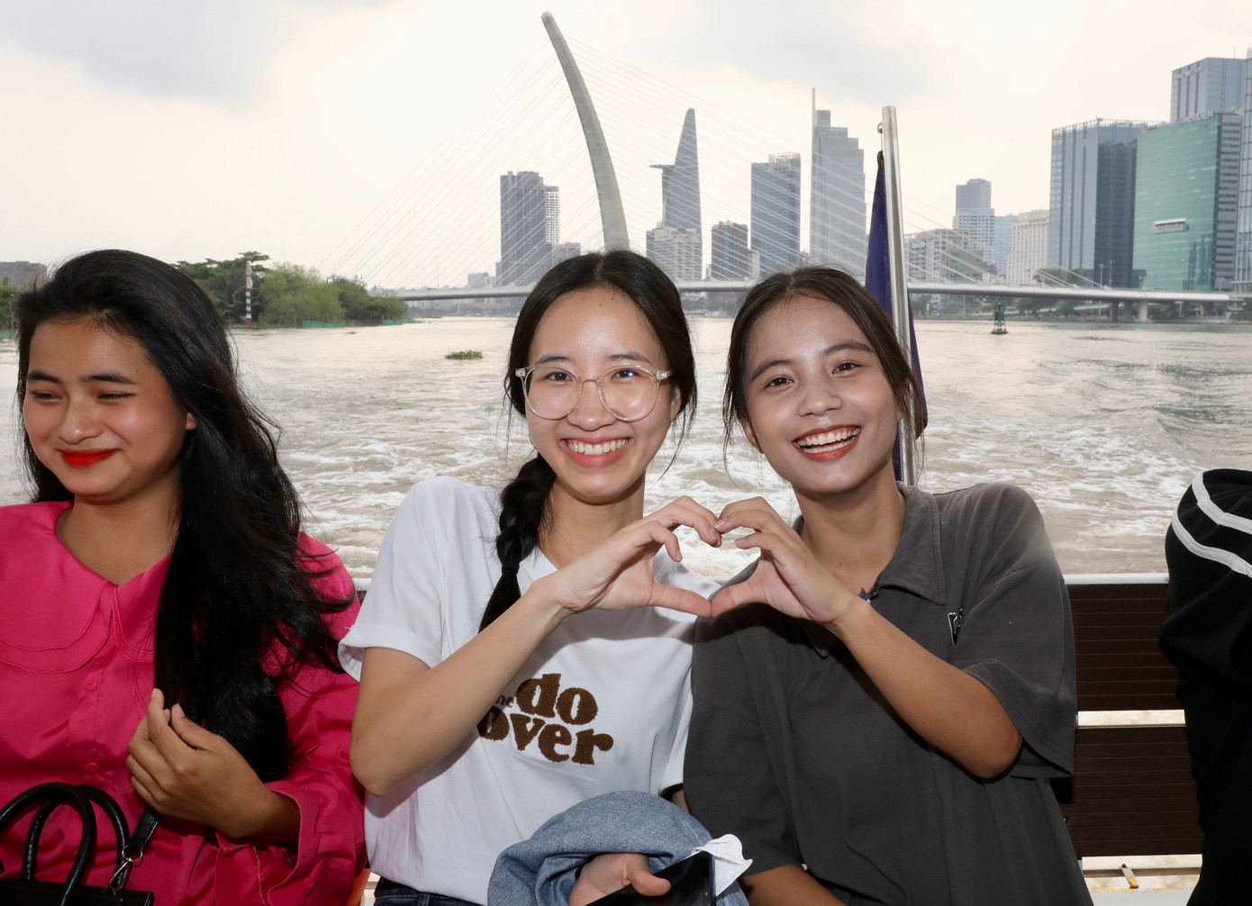 Các nữ sinh rạng rỡ trong chuyến tham quan và trải nghiệm tuyến buýt đường thủy trên sông Sài Gòn. Các nữ sinh rạng rỡ trong chuyến tham quan và trải nghiệm tuyến buýt đường thủy trên sông Sài Gòn.
