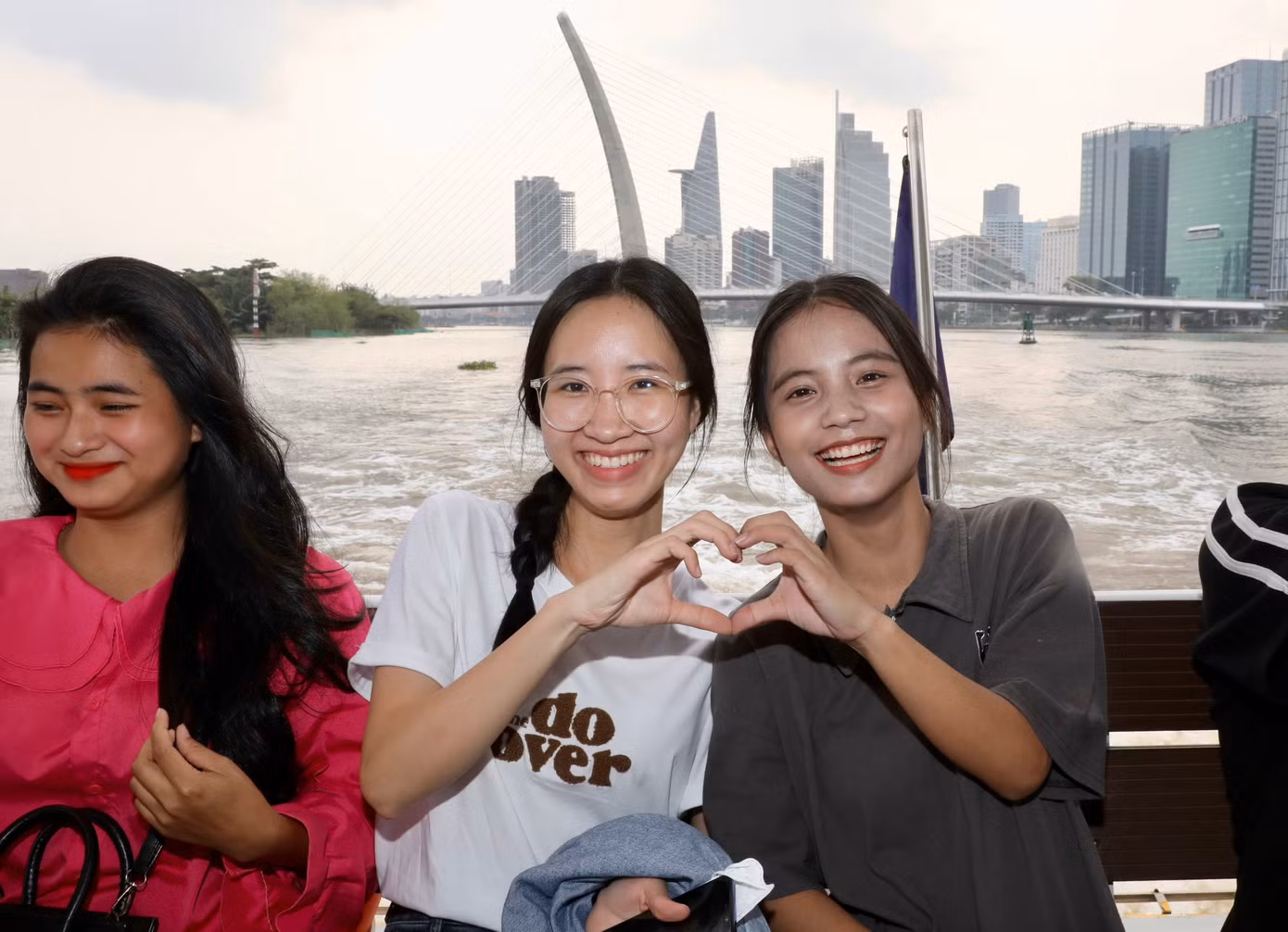 Các nữ sinh rạng rỡ trong chuyến tham quan và trải nghiệm tuyến buýt đường thủy trên sông Sài Gòn.