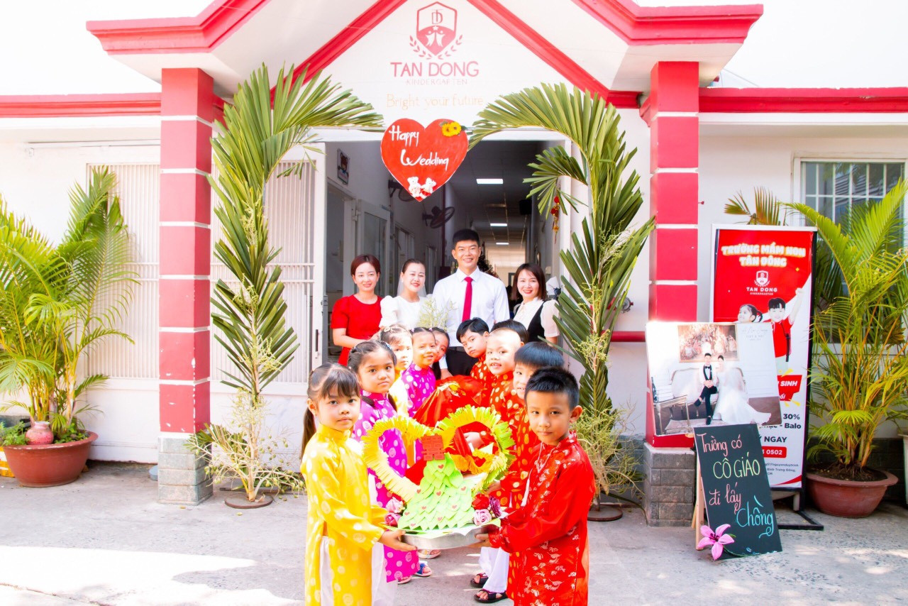 Dàn bê tráp nhí trong tiệc cưới của cô giáo Lê Nhi. Ảnh: NVCC