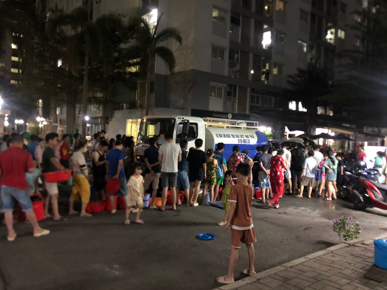 Hàng nghìn cư dân chung cư Ehome S Phú Hữu (phường Phú Hữu, TP. Thủ Đức) dùng xô, chậu, can nhựa… hứng nước từ xe bồn cung cấp để đem về sử dụng. Hàng nghìn cư dân chung cư Ehome S Phú Hữu (phường Phú Hữu, TP. Thủ Đức) dùng xô, chậu, can nhựa… hứng nước từ xe bồn cung cấp để đem về sử dụng.