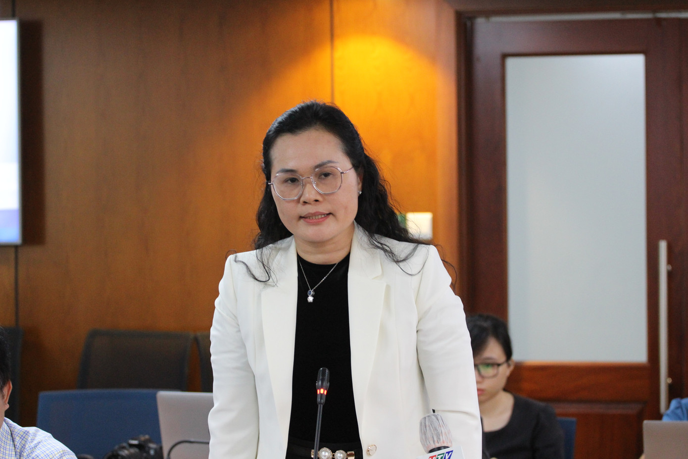 Bà Lê Thụy Mỵ Châu – Phó giám đốc Sở GD&ĐT TPHCM trả lời báo chí chiều 21/3. Ảnh: Thành Nhân Bà Lê Thụy Mỵ Châu – Phó giám đốc Sở GD&ĐT TPHCM trả lời báo chí chiều 21/3. Ảnh: Thành Nhân