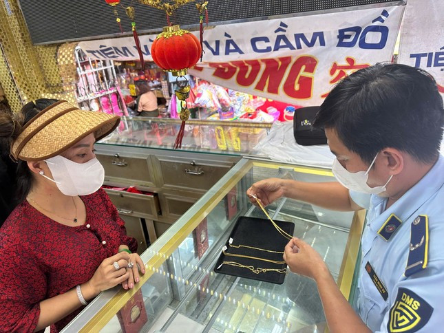 Lực lượng Quản lý thị trường TPHCM kiểm tra loạt tiệm vàng trên địa bàn quận 5.