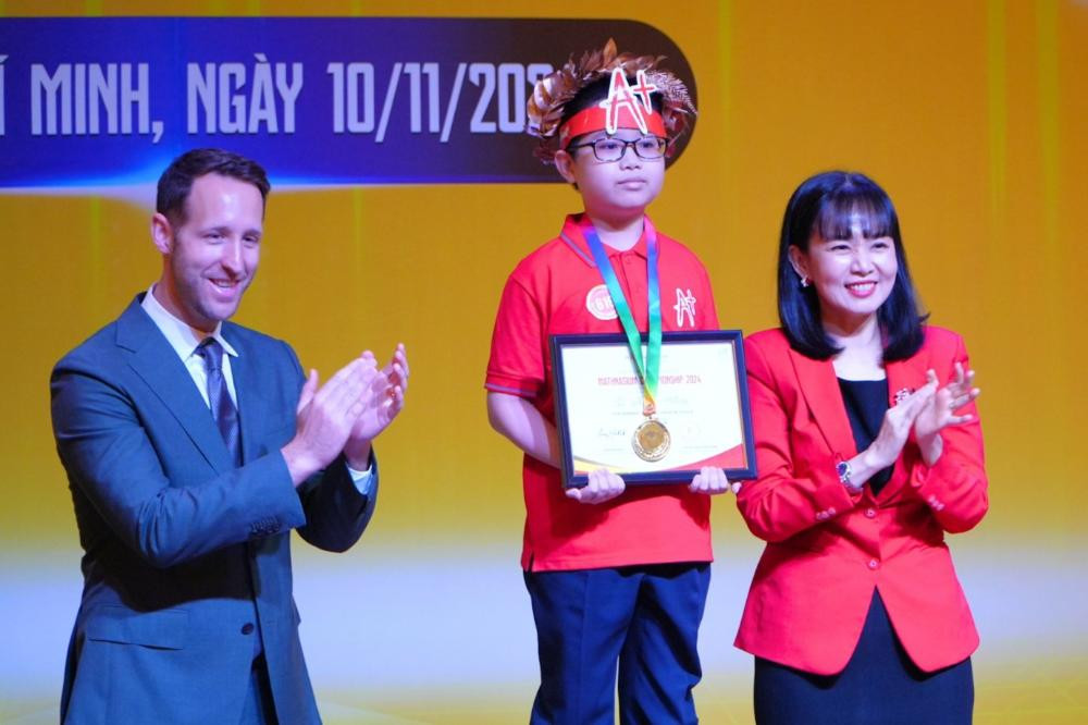 Minh Khoa hạnh phúc nhận giải nhất tại cuộc thi Mathnasium Championship. Ảnh: BTC