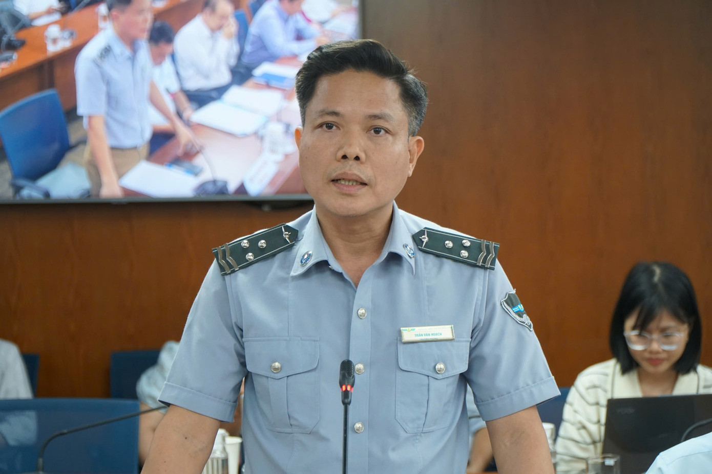 Ông Trần Văn Hoạch - Trưởng phòng Giám sát Chất lượng Dịch vụ hàng không, Cảng vụ Hàng không Miền Nam trả lời tại họp báo. Ảnh: Anh Nhàn Ông Trần Văn Hoạch - Trưởng phòng Giám sát Chất lượng Dịch vụ hàng không, Cảng vụ Hàng không Miền Nam trả lời tại họp báo. Ảnh: Anh Nhàn