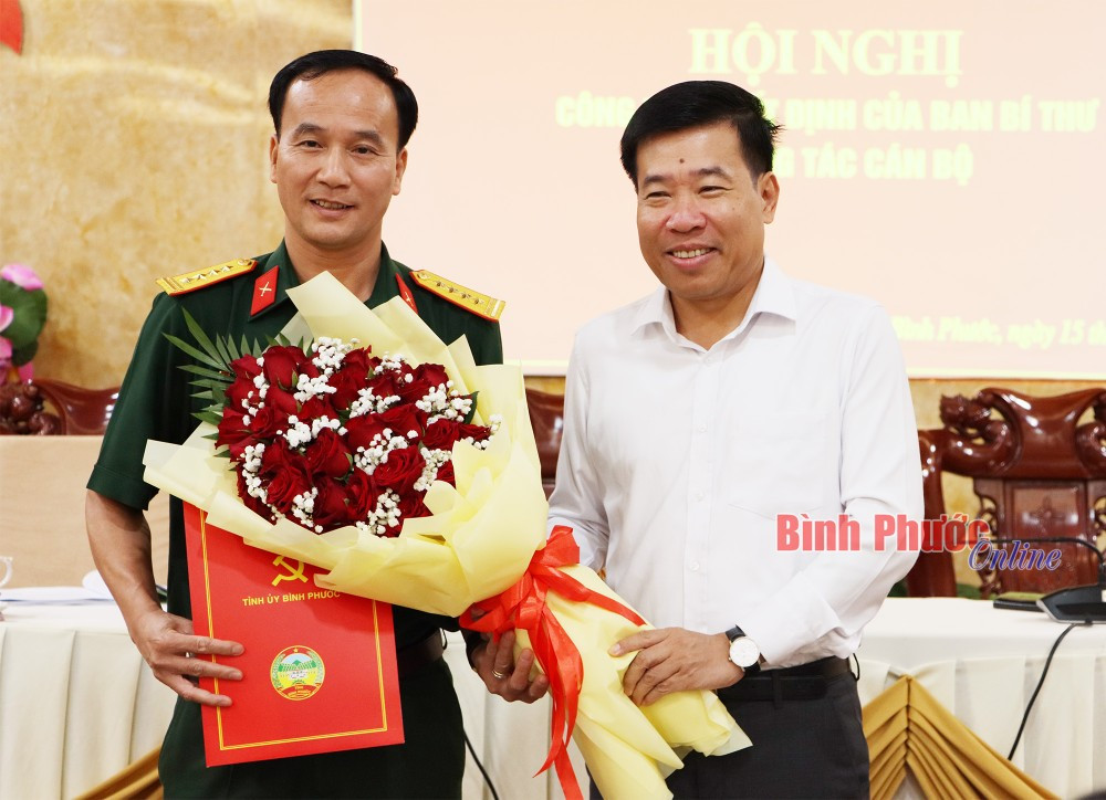 Ủy viên Trung ương Đảng, Bí thư Tỉnh ủy Nguyễn Mạnh Cường trao quyết định và tặng hoa chúc mừng Đại tá Võ Thành Danh, Chỉ huy trưởng Bộ Chỉ huy Quân sự tỉnh. Ảnh: Báo Bình Phước Ủy viên Trung ương Đảng, Bí thư Tỉnh ủy Nguyễn Mạnh Cường trao quyết định và tặng hoa chúc mừng Đại tá Võ Thành Danh, Chỉ huy trưởng Bộ Chỉ huy Quân sự tỉnh. Ảnh: Báo Bình Phước