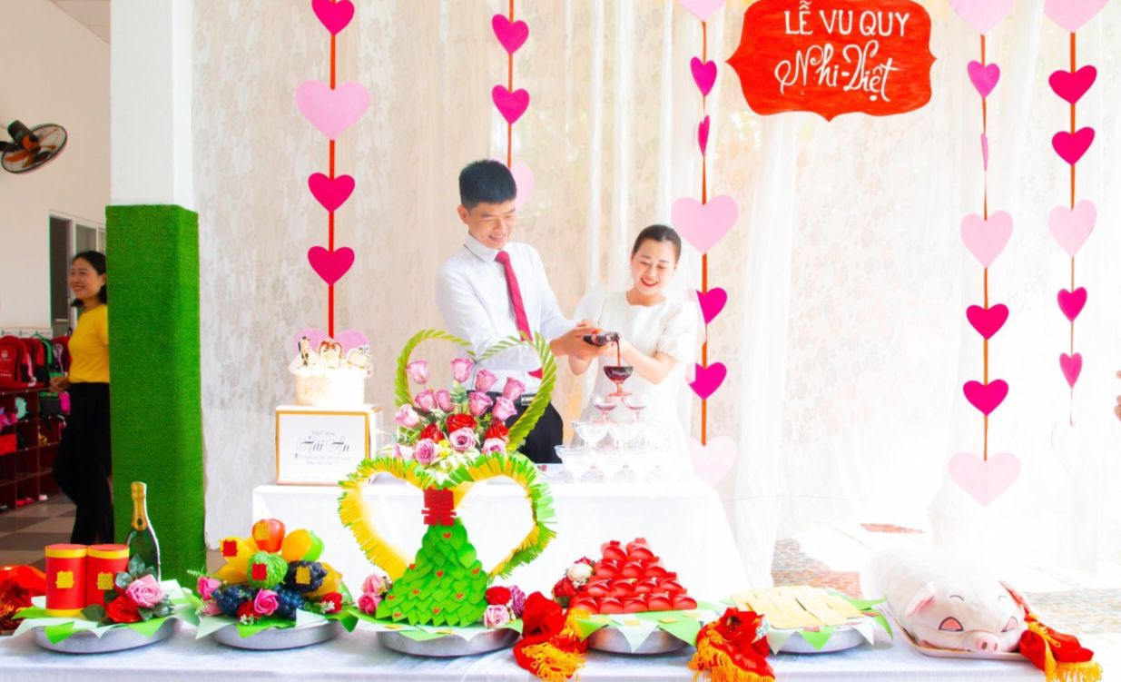 Cô dâu và chú rể cắt bánh kem, rót rượu trong lễ Vu quy. Ảnh: NVCC