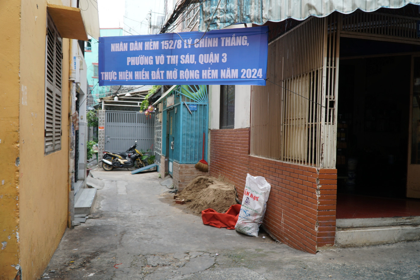 Hẻm 152 đường Lý Chính Thắng cũng thuộc diện được mở rộng trong năm nay. Tại đây, nhiều hộ dân đã chuẩn bị cát, sỏi, xi măng làm lại hàng rào mới sau khi phá dở rào cũ để hiến đất. Những con hẻm rộng 5 - 7m sau mở rộng giúp xe chữa cháy ra vào dễ dàng nếu chẳng may xảy ra hỏa hoạn.