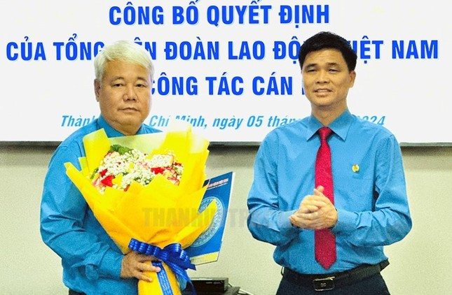 Phó Chủ tịch Tổng LĐLĐ Việt Nam Ngọ Duy Hiểu trao quyết định cho ông Võ Khắc Thái. Ảnh: Thành ủy TPHCM. Phó Chủ tịch Tổng LĐLĐ Việt Nam Ngọ Duy Hiểu trao quyết định cho ông Võ Khắc Thái. Ảnh: Thành ủy TPHCM.