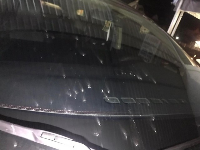 Kính ô tô bị ném đá khi lưu thông trên tuyến cao tốc Phan Thiết - Dầu Giây. Ảnh: NDCC Kính ô tô bị ném đá khi lưu thông trên tuyến cao tốc Phan Thiết - Dầu Giây. Ảnh: NDCC