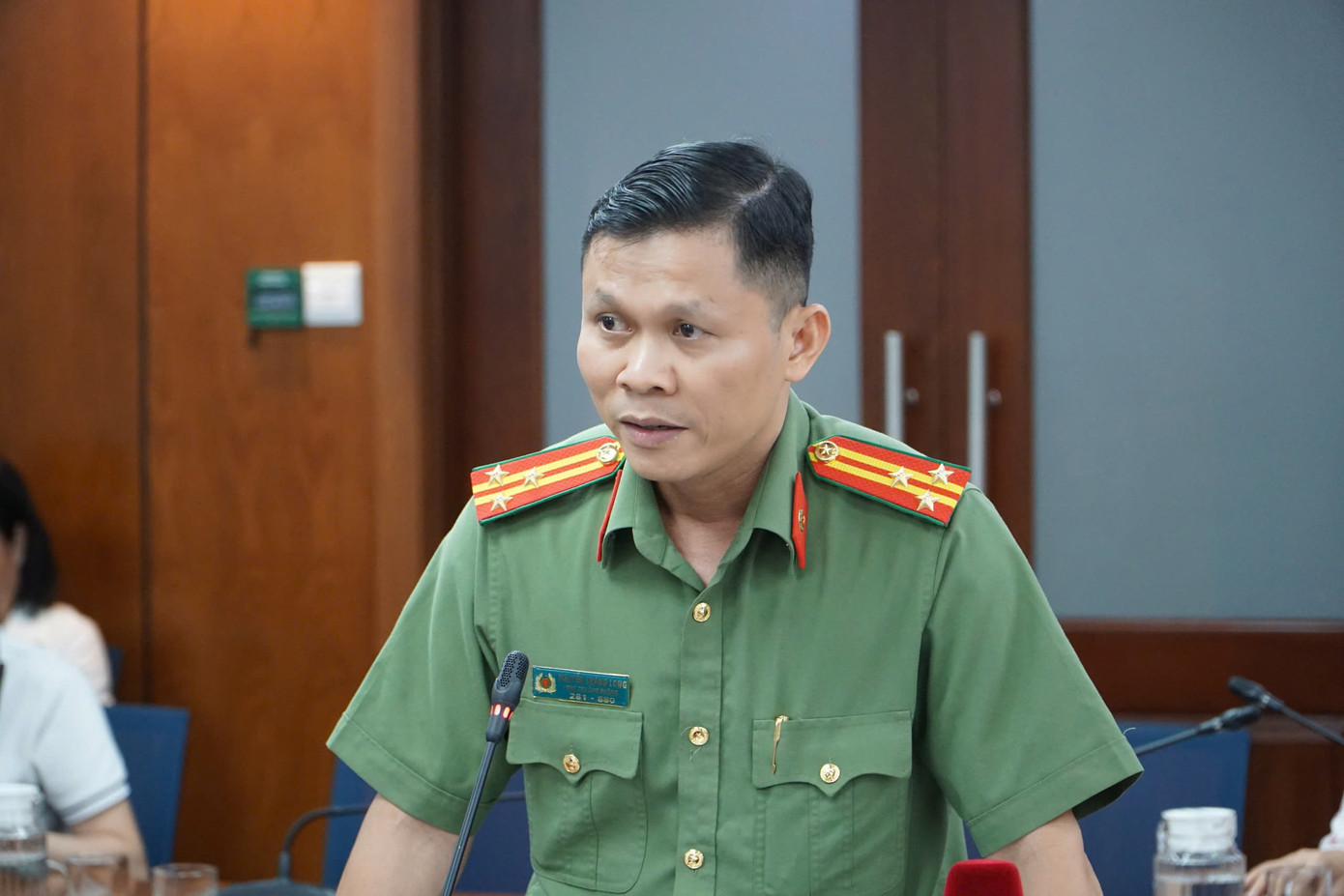 Thượng tá Nguyễn Thăng Long, Phó trưởng Phòng Tham mưu, Công an TPHCM trả lời họp báo. Ảnh: Anh Nhàn
