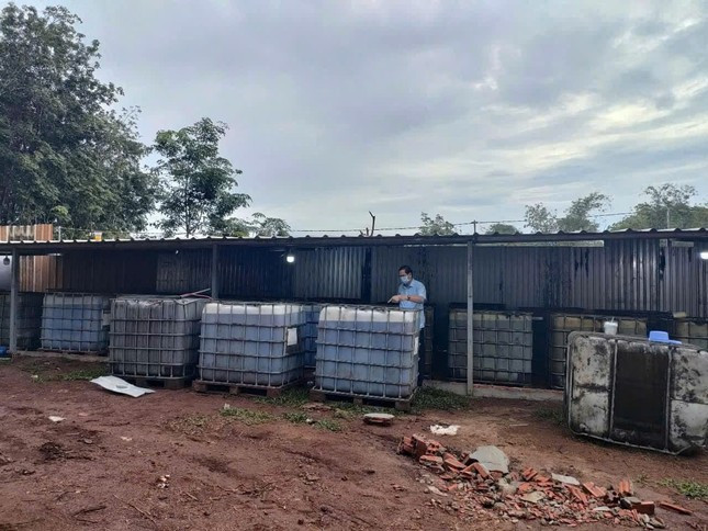 Cơ sở tái chế nhớt thải rộng khoảng 700 m2 nằm trong rừng cao su, cách xa khu dân cư.