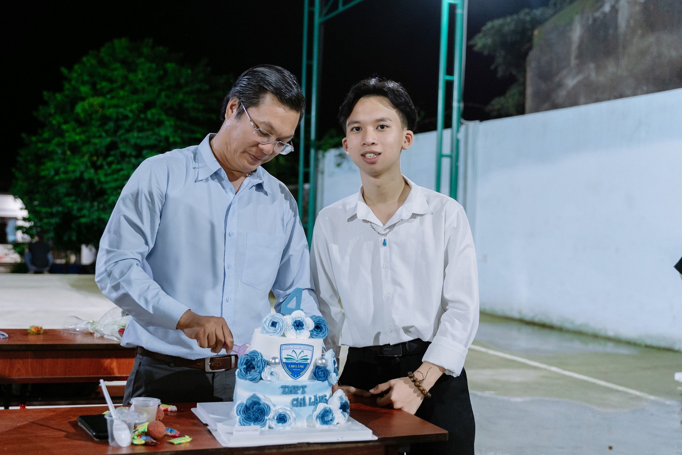 Tuấn và ông Đỗ Bách Khoa - Hiệu trưởng Trường THPT Chi Lăng (Gia Lai) trong buổi lễ kỷ niệm của trường THPT Chi Lăng. Ảnh: NVCC. Tuấn và ông Đỗ Bách Khoa - Hiệu trưởng Trường THPT Chi Lăng (Gia Lai) trong buổi lễ kỷ niệm của trường THPT Chi Lăng. Ảnh: NVCC.