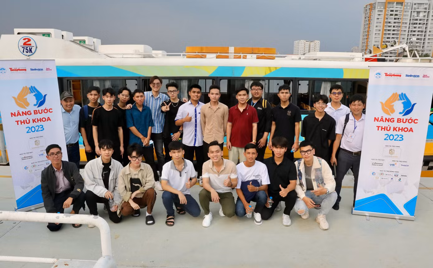 Các sinh viên chụp ảnh lưu niệm tại chương trình.