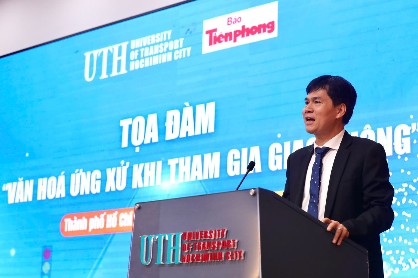 Nhà báo Lý Thành Tâm - Trưởng Ban đại diện báo Tiền Phong tại TPHCM chia sẻ tại buổi tọa đàm. Ảnh: Duy Anh.