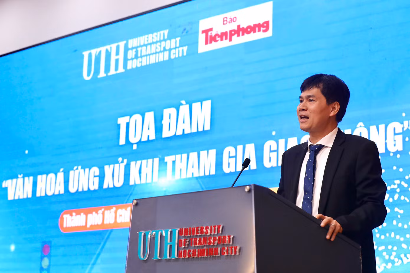 Nhà báo Lý Thành Tâm - Trưởng Ban đại diện báo Tiền Phong tại TPHCM chia sẻ tại buổi tọa đàm. Ảnh: Duy Anh.