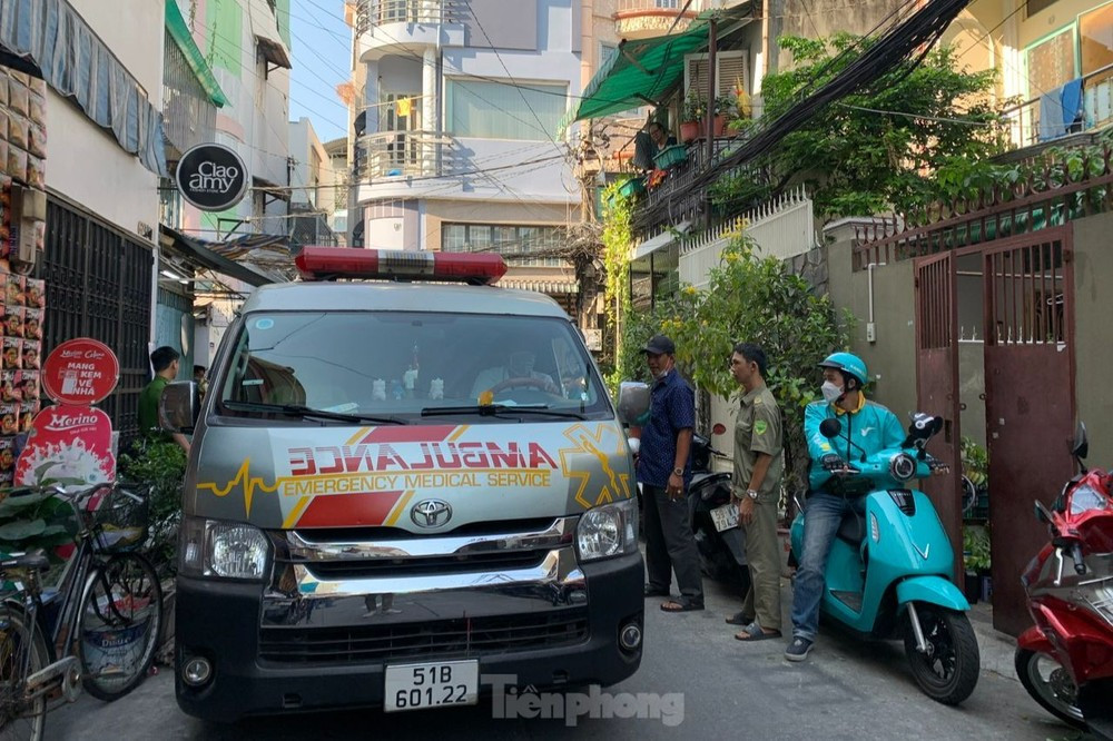 Xe cứu thương đưa thi thể các nạn nhân rời khỏi hiện trường. Ảnh: Hoàng Thuận.