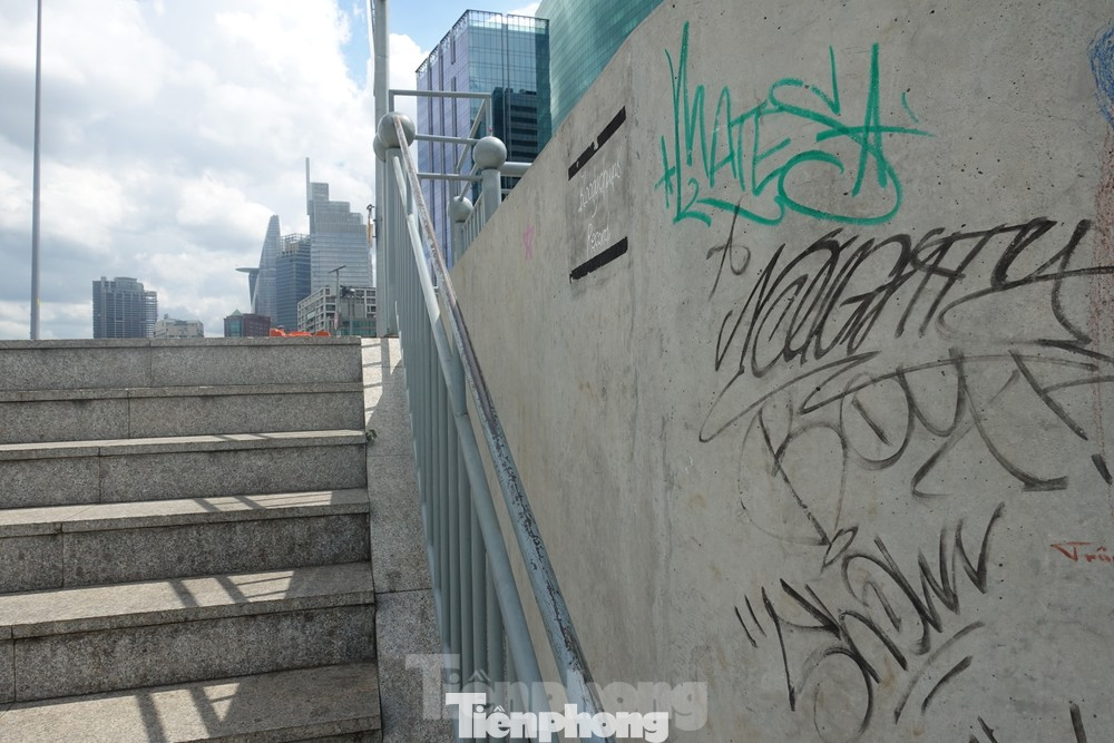 Cầu Ba Son chi chít vết vẽ bậy. Cầu Ba Son chi chít vết vẽ bậy.