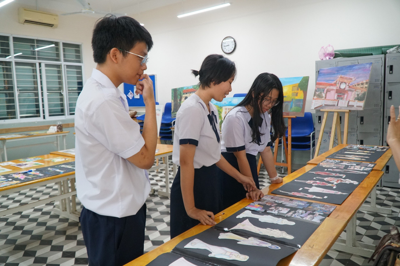 Học sinh trường THPT Lê Quý Đôn giới thiệu với các em học sinh THCS về môn Mỹ thuật. Ảnh: Nhàn Lê