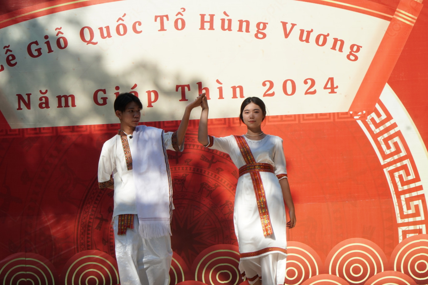 Những người mẫu không chuyên bước đi tự tin trong sự cổ vũ của học sinh toàn trường.