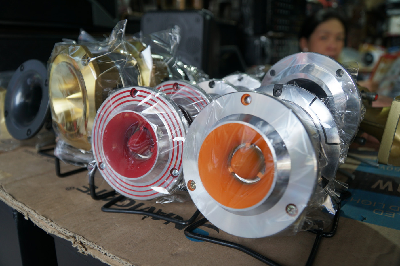 Tiểu thương nơi đây chuyên kinh doanh các mặt hàng công nghệ, điện máy, điện tử với đa dạng thương hiệu, chất lượng, mẫu mã. Phố chuyên doanh điện máy, điện tử Nhật Tảo có thể cung ứng số lượng lớn hàng hóa trên toàn quốc.