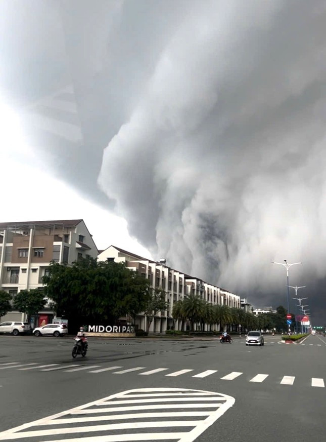 Khối mây xoắn khổng lồ xuất hiện trên bầu trời ở Bình Dương Khối mây xoắn khổng lồ xuất hiện trên bầu trời ở Bình Dương