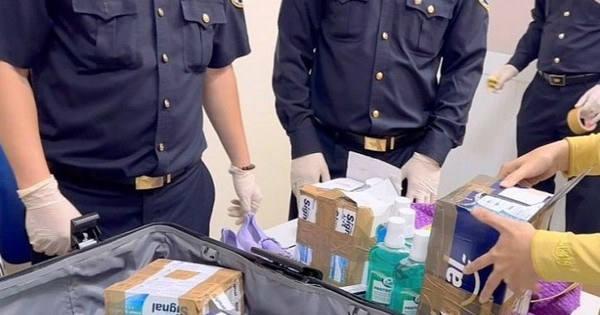 Các đối tượng bị bắt giữ liên quan vụ án nữ tiếp viên hàng không chuyển ma túy đã giao dịch, mua bán ma túy với số tiền trên 25.000 tỷ đồng Các đối tượng bị bắt giữ liên quan vụ án nữ tiếp viên hàng không chuyển ma túy đã giao dịch, mua bán ma túy với số tiền trên 25.000 tỷ đồng