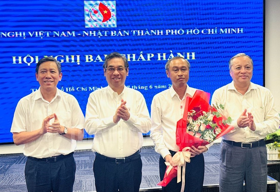 Phó Bí thư Thành ủy TPHCM Nguyễn Phước Lộc (thứ hai từ trái qua) cùng trao hoa chúc mừng ông Huỳnh Thanh Nhân nhận nhiệm vụ. Ảnh: Thành ủy TPHCM. Phó Bí thư Thành ủy TPHCM Nguyễn Phước Lộc (thứ hai từ trái qua) cùng trao hoa chúc mừng ông Huỳnh Thanh Nhân nhận nhiệm vụ. Ảnh: Thành ủy TPHCM.