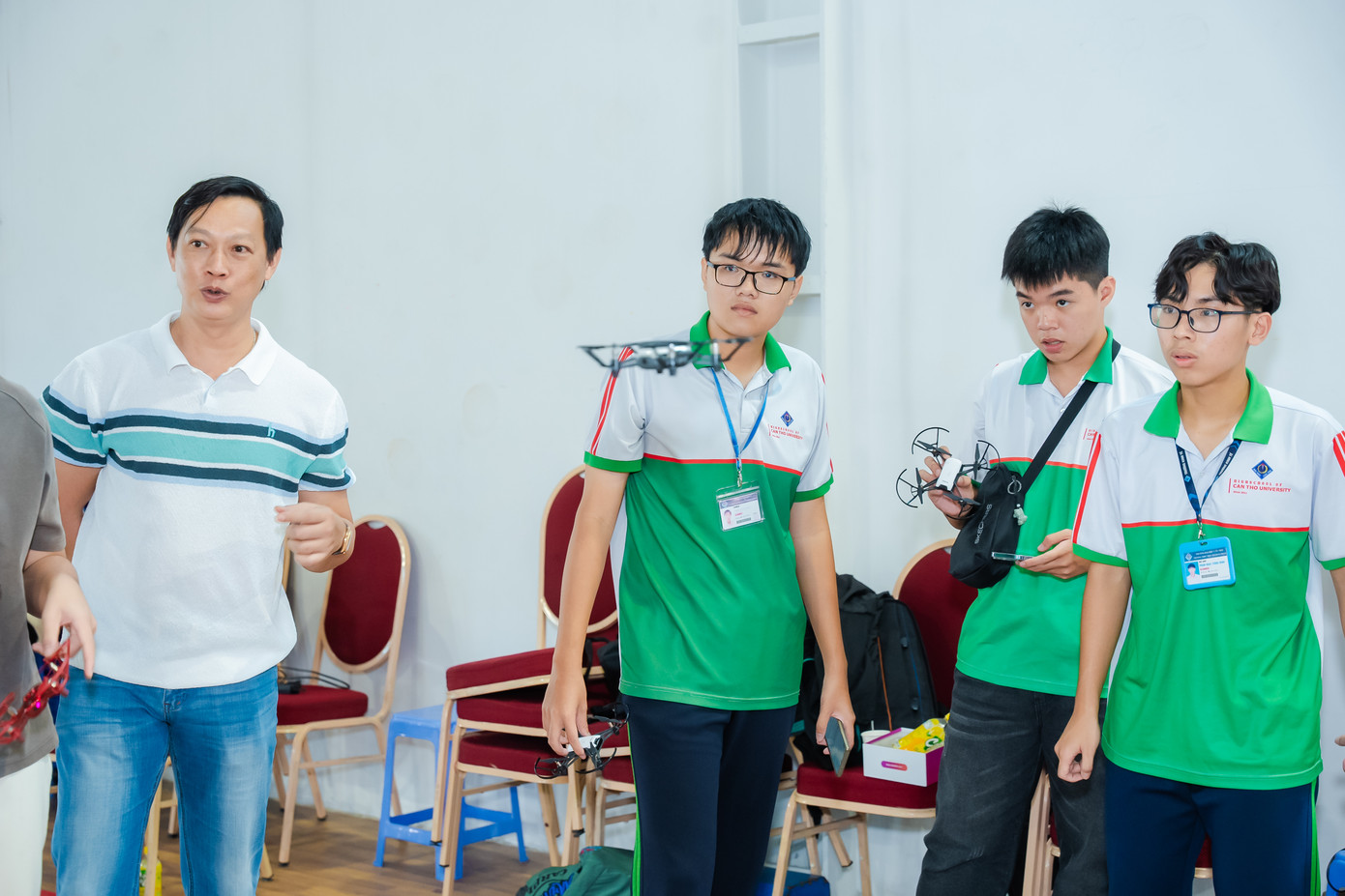 Thí sinh điều khiển máy bay không người lái tại cuộc thi. Ảnh: BTC