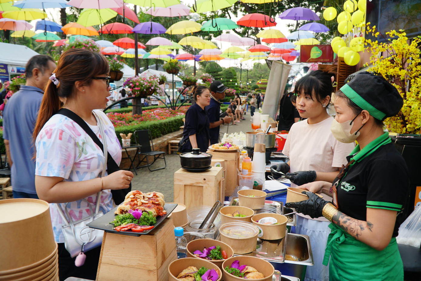 Nổi bật trong lễ hội năm nay là đại tiệc buffet chay diễn ra trong 3 ngày 12-14/1 với gần 100 món ăn thuần chay được chuẩn bị bởi các đầu bếp chuyên nghiệp.