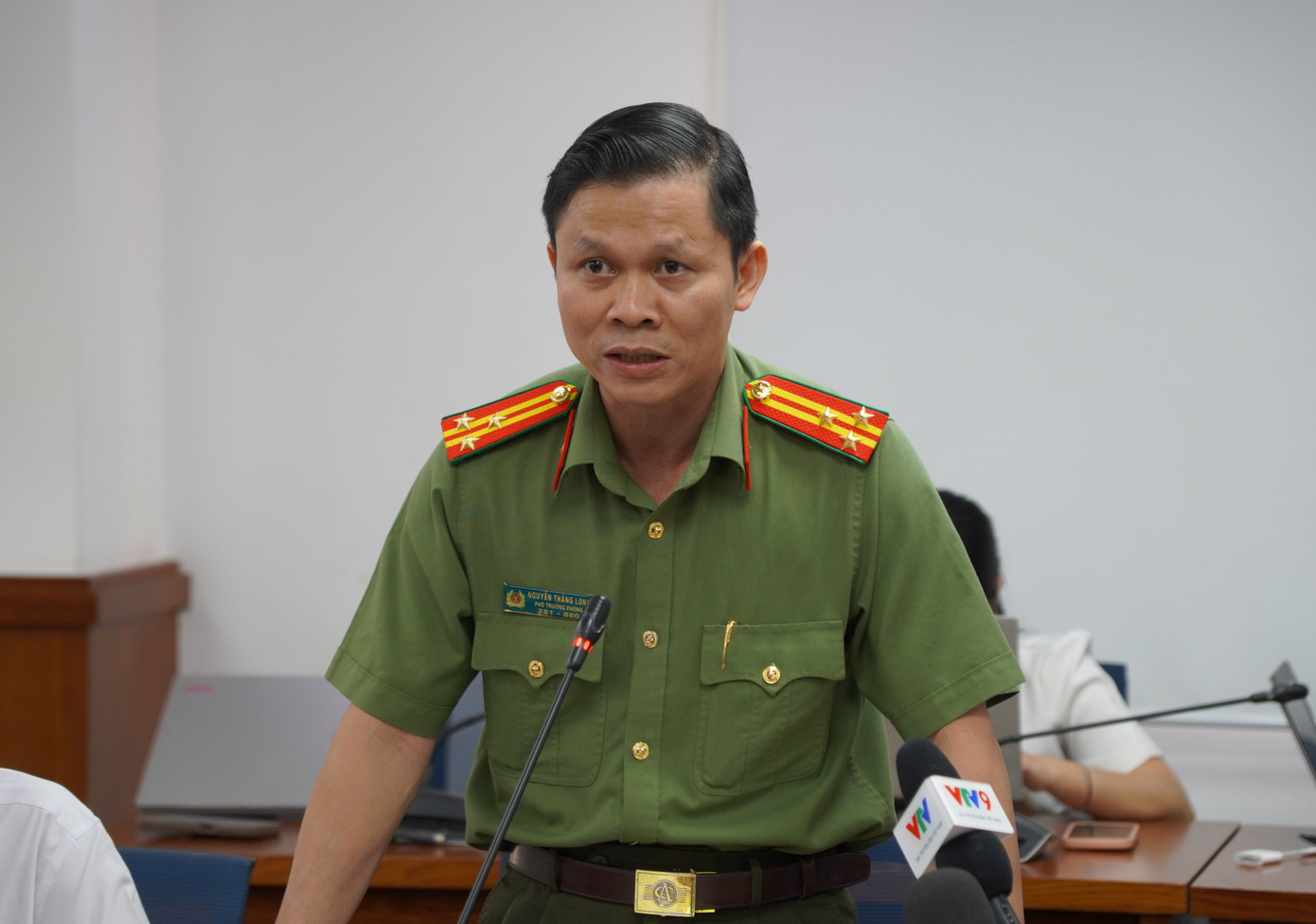 Thượng tá Nguyễn Thăng Long, Phó Trưởng phòng Tham mưu Công an TPHCM trả lời tại họp báo chiều 19/12. Ảnh: Anh Nhàn