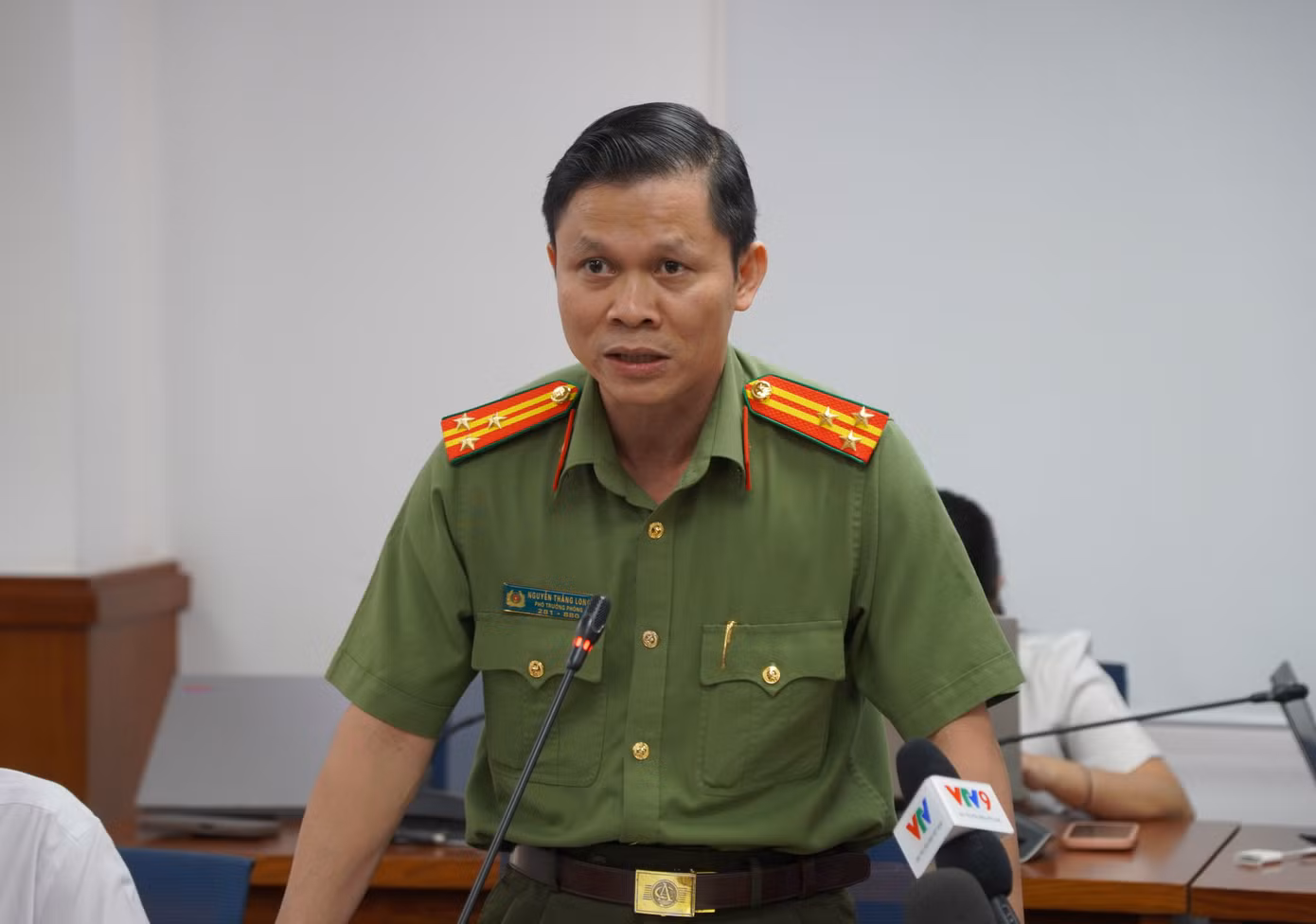 Thượng tá Nguyễn Thăng Long, Phó Trưởng phòng Tham mưu Công an TPHCM trả lời tại họp báo chiều 19/12. Ảnh: Anh Nhàn Thượng tá Nguyễn Thăng Long, Phó Trưởng phòng Tham mưu Công an TPHCM trả lời tại họp báo chiều 19/12. Ảnh: Anh Nhàn