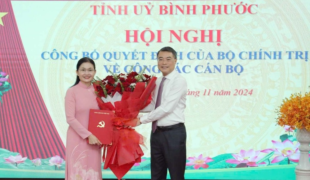 Ủy viên Bộ Chính trị, Bí thư Trung ương Đảng, Trưởng Ban Tổ chức Trung ương Lê Minh Hưng trao quyết định và hoa chúc mừng bà Tôn Ngọc Hạnh Ủy viên Bộ Chính trị, Bí thư Trung ương Đảng, Trưởng Ban Tổ chức Trung ương Lê Minh Hưng trao quyết định và hoa chúc mừng bà Tôn Ngọc Hạnh