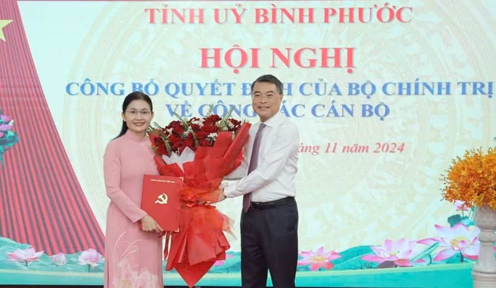 Ủy viên Bộ Chính trị, Bí thư Trung ương Đảng, Trưởng Ban Tổ chức Trung ương Lê Minh Hưng trao quyết định và hoa chúc mừng bà Tôn Ngọc Hạnh