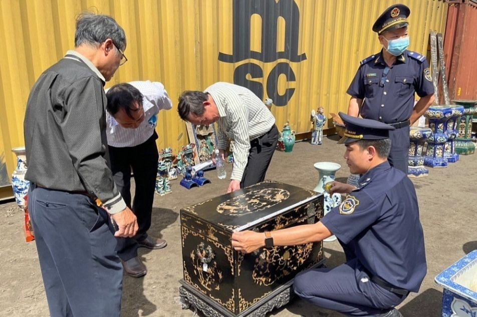 Lực lượng chức năng kiểm tra thực tế lô hàng. Lực lượng chức năng kiểm tra thực tế lô hàng.