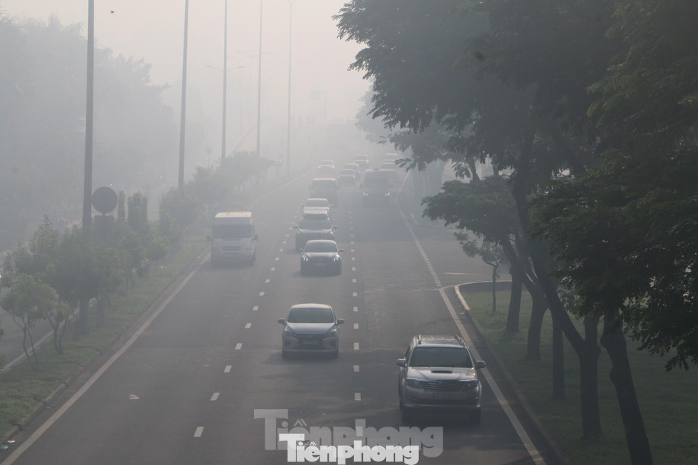 Lớp mù xuất hiện tại TPHCM vào sáng sớm, thậm chí tới gần trưa. Ảnh: Hữu Huy Lớp mù xuất hiện tại TPHCM vào sáng sớm, thậm chí tới gần trưa. Ảnh: Hữu Huy