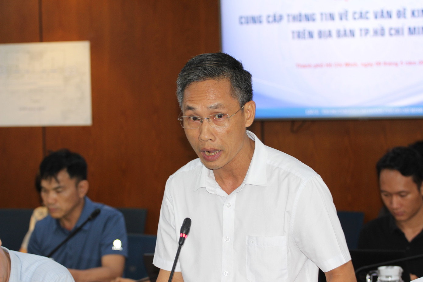 Ông Đinh Thiên Tân, Trưởng phòng Quản lý vận hành, Sở Xây dựng TPHCM trả lời tại buổi họp báo chiều 9/5. Ảnh: Thành Nhân