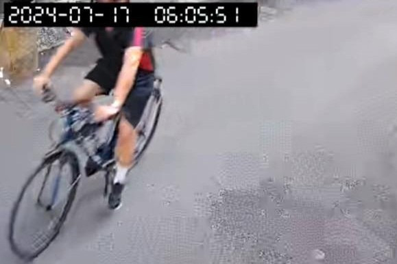 Camera ghi lại cảnh ông S. đạp xe đạp lưu thông trên đường. Camera ghi lại cảnh ông S. đạp xe đạp lưu thông trên đường.