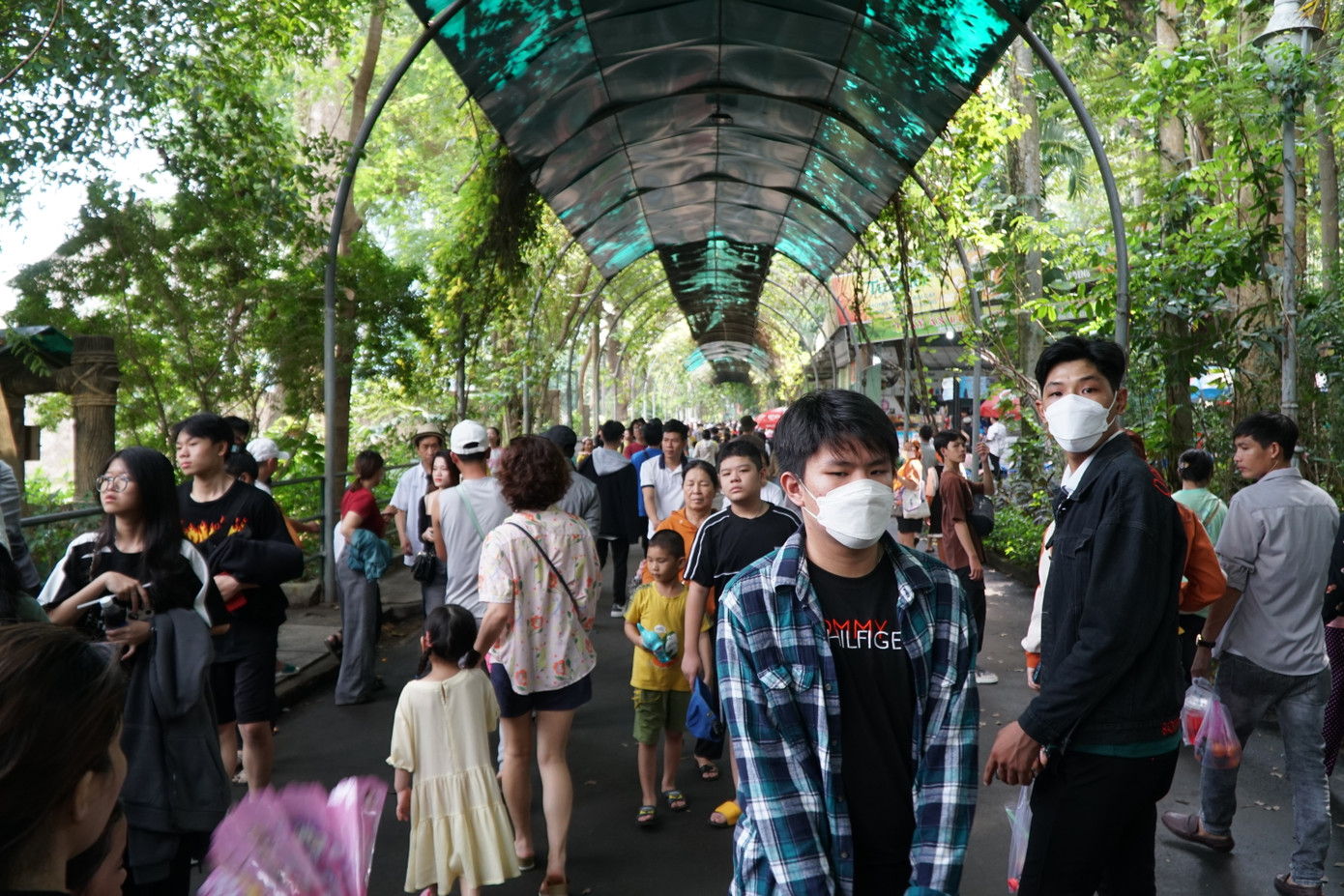 Thảo Cầm Viên là một trong các nơi vui chơi rộng rãi, thoáng mát, có nhiều không gian cho trẻ em. Do đó, địa điểm này luôn tấp nập khách trong những ngày lễ