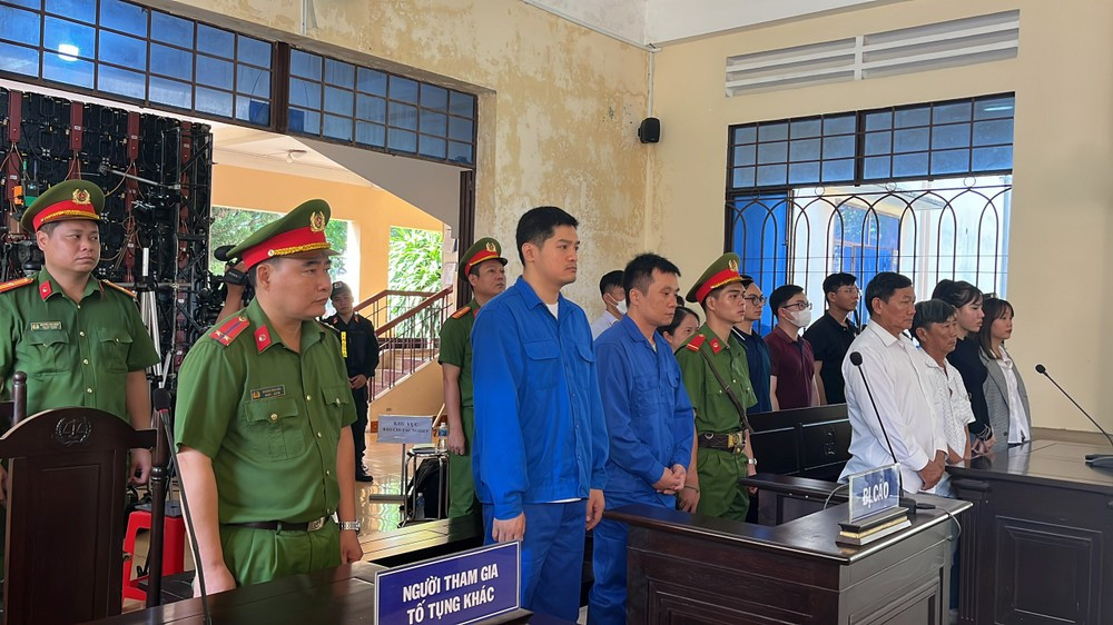 Hai bị cáo tại phiên tòa Hai bị cáo tại phiên tòa