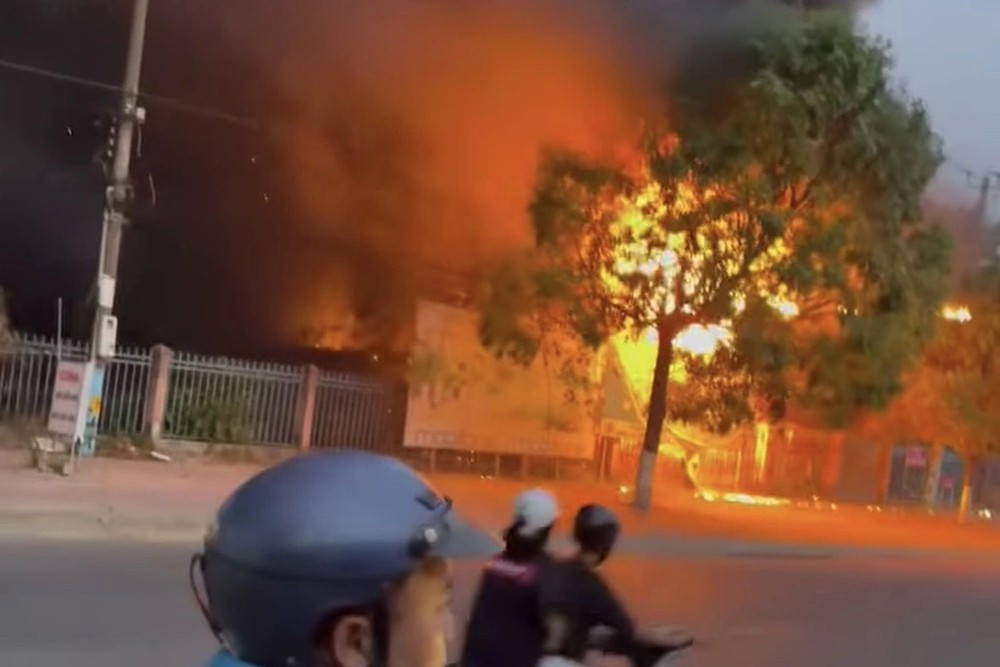 Vụ cháy hơn 200 xe máy tại bãi tạm giữ xe máy Công an huyện Tánh Linh (Bình Thuận). Vụ cháy hơn 200 xe máy tại bãi tạm giữ xe máy Công an huyện Tánh Linh (Bình Thuận).