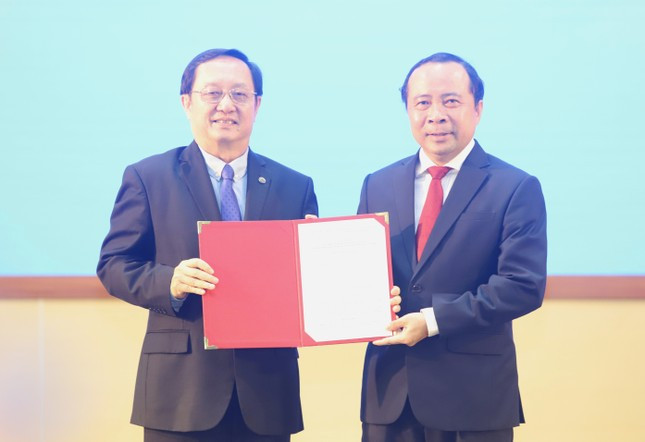 PGS.TS Huỳnh Thành Đạt, Bộ trưởng Bộ Khoa học và Công nghệ (trái) trao quyết định của Thủ tướng về thành lập Trường Đại học Khoa học Sức khỏe cho PGS.TS Vũ Hải Quân. Ảnh: Ngô Tùng PGS.TS Huỳnh Thành Đạt, Bộ trưởng Bộ Khoa học và Công nghệ (trái) trao quyết định của Thủ tướng về thành lập Trường Đại học Khoa học Sức khỏe cho PGS.TS Vũ Hải Quân. Ảnh: Ngô Tùng