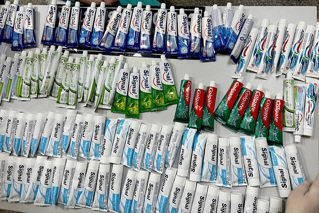 Ma túy được ngụy trang trong các tuýp kem đánh răng. Ma túy được ngụy trang trong các tuýp kem đánh răng.